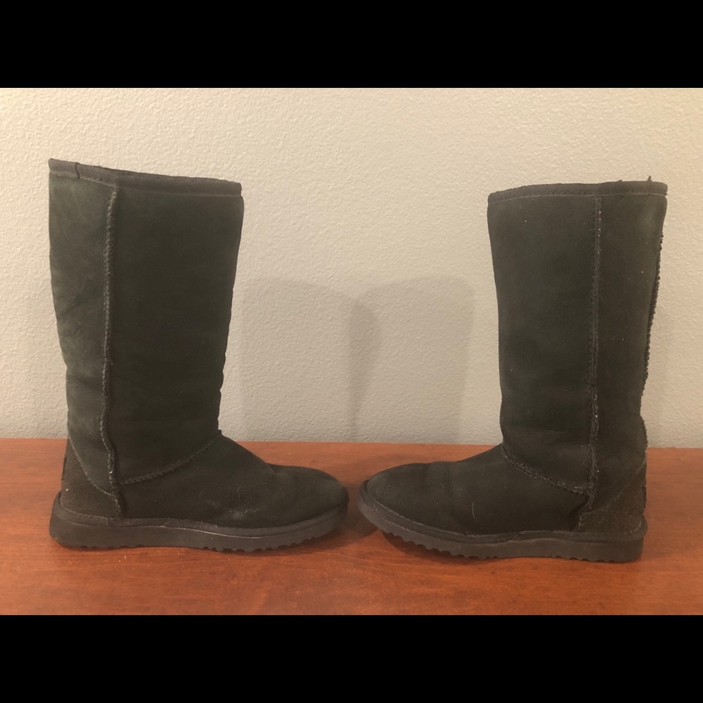 UGGS - Picture 3 of 5